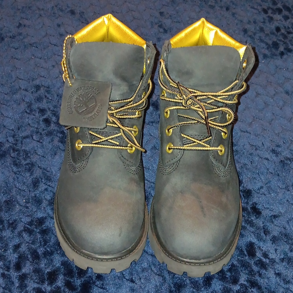 Timberland boots.. kids 2 youth. Black/gold.. like new!!
